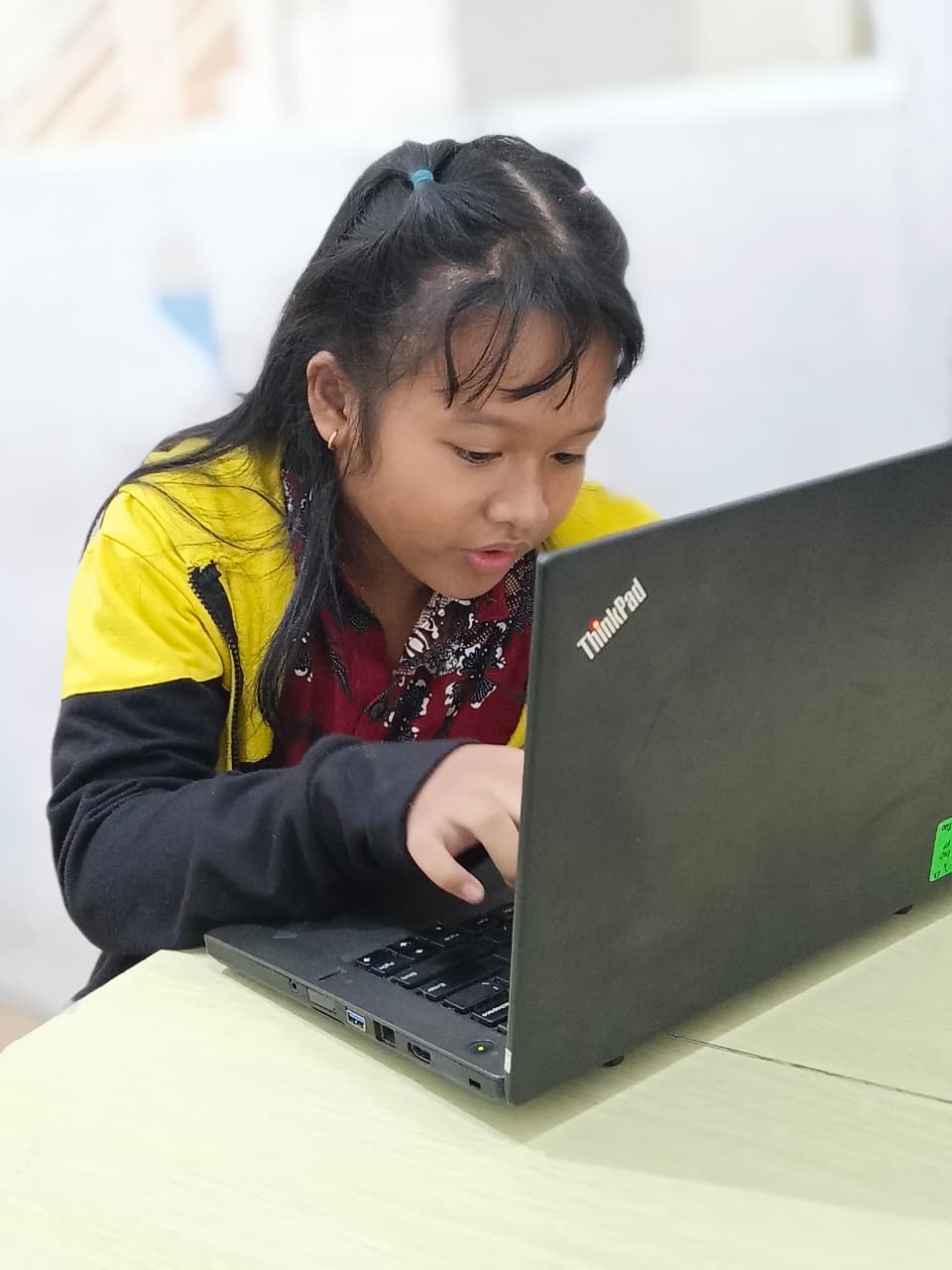 Siswa SD Fokus Belajar Mengetik