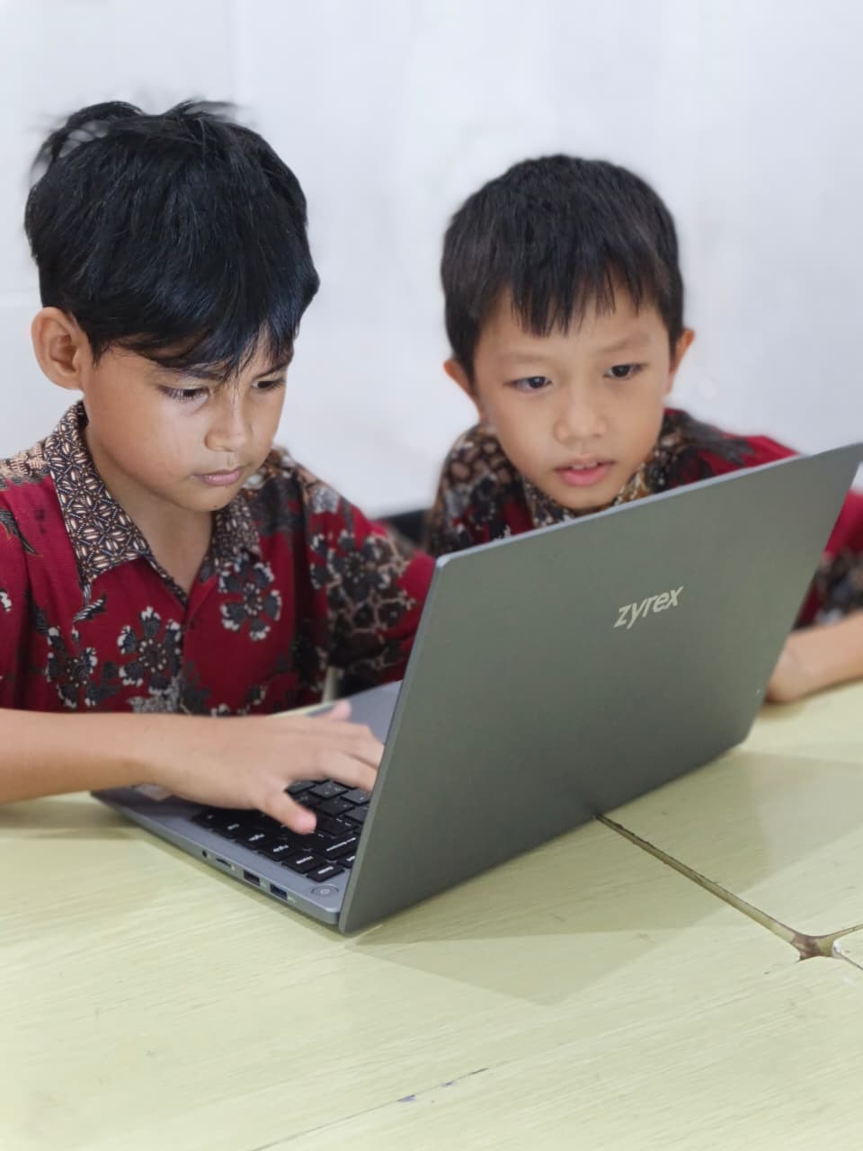 Kerja Sama Siswa di Kelas ICT