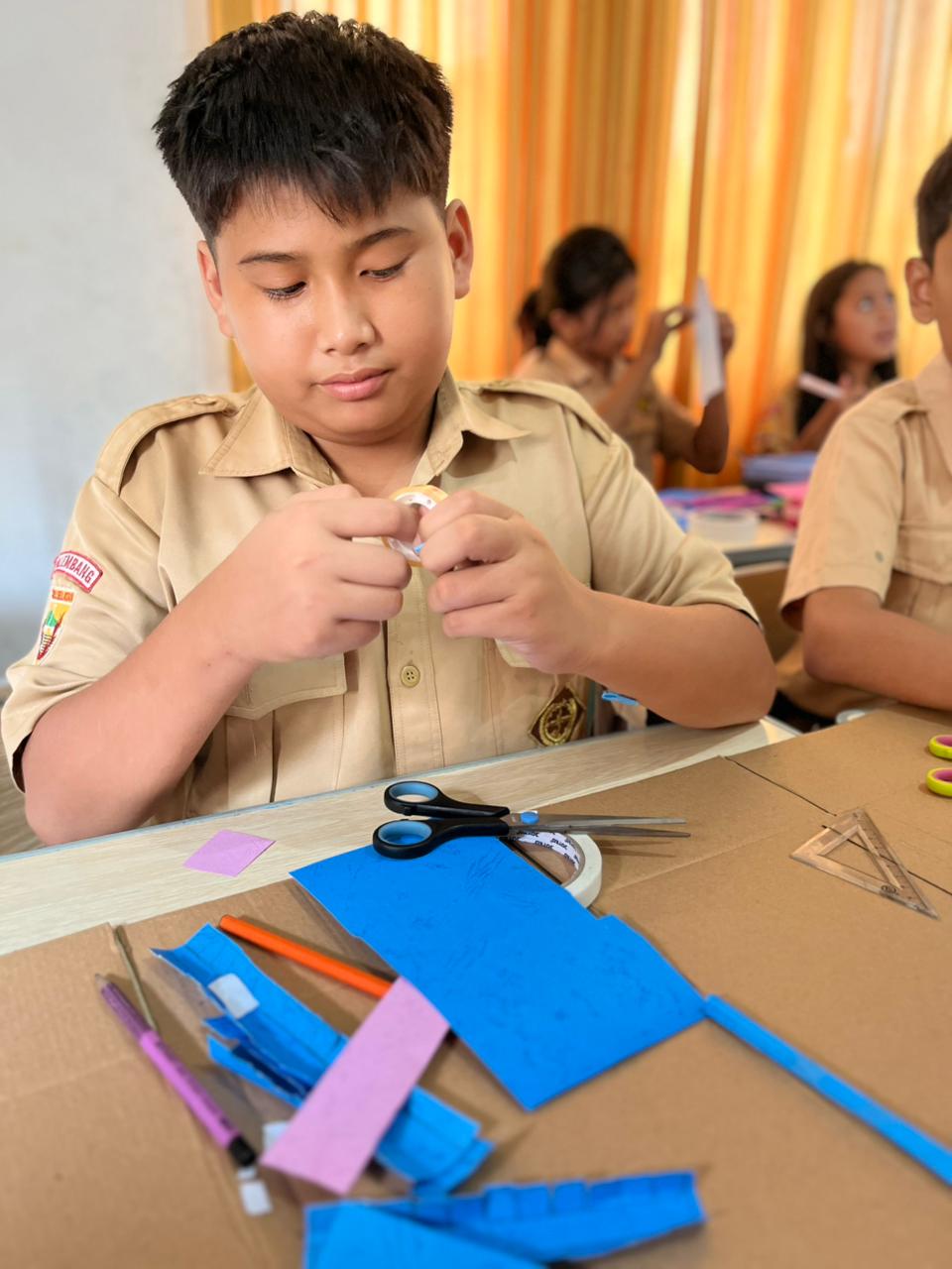 Siswa SD Palembang merakit paper roller coaster