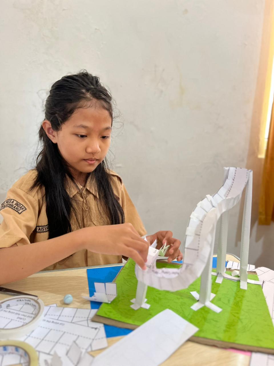 Siswi SD Nusa Indah merangkai lintasan roller coaster