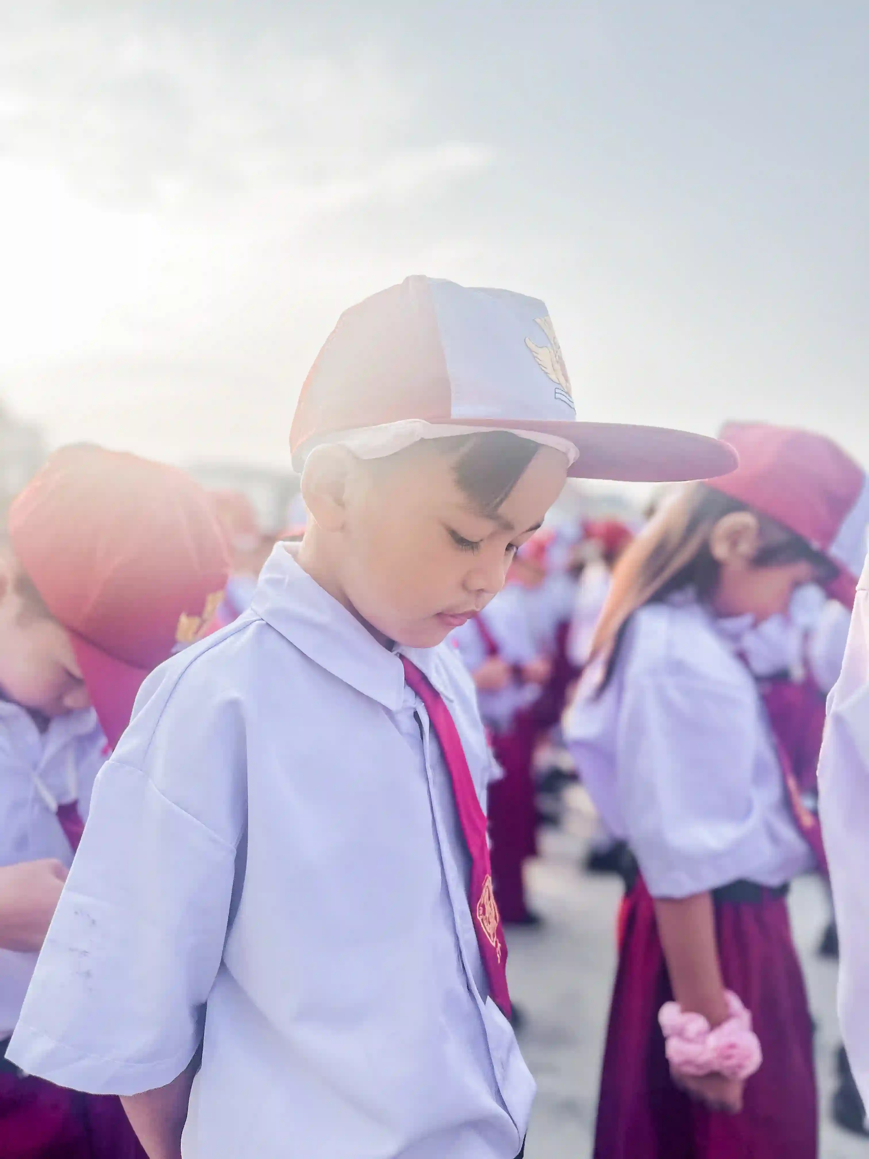 Siswa Kelas 1 SD Nusa Indah Palembang Memberi Hormat saat Upacara Bendera