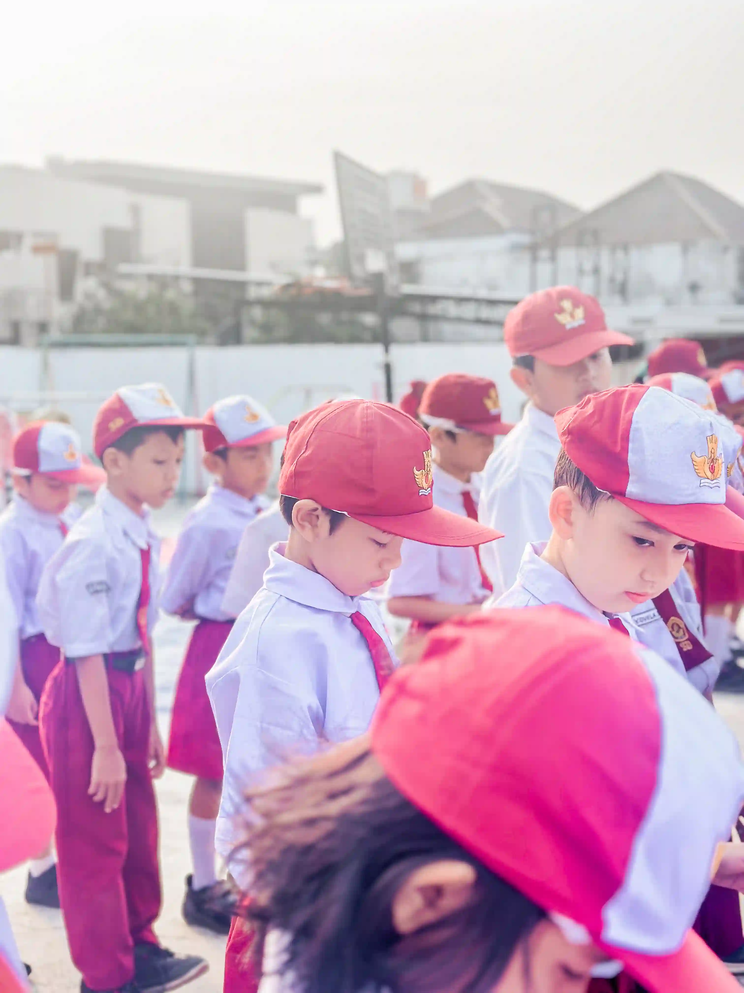 Barisan Siswa SD Nusa Indah Palembang dalam Upacara Bendera