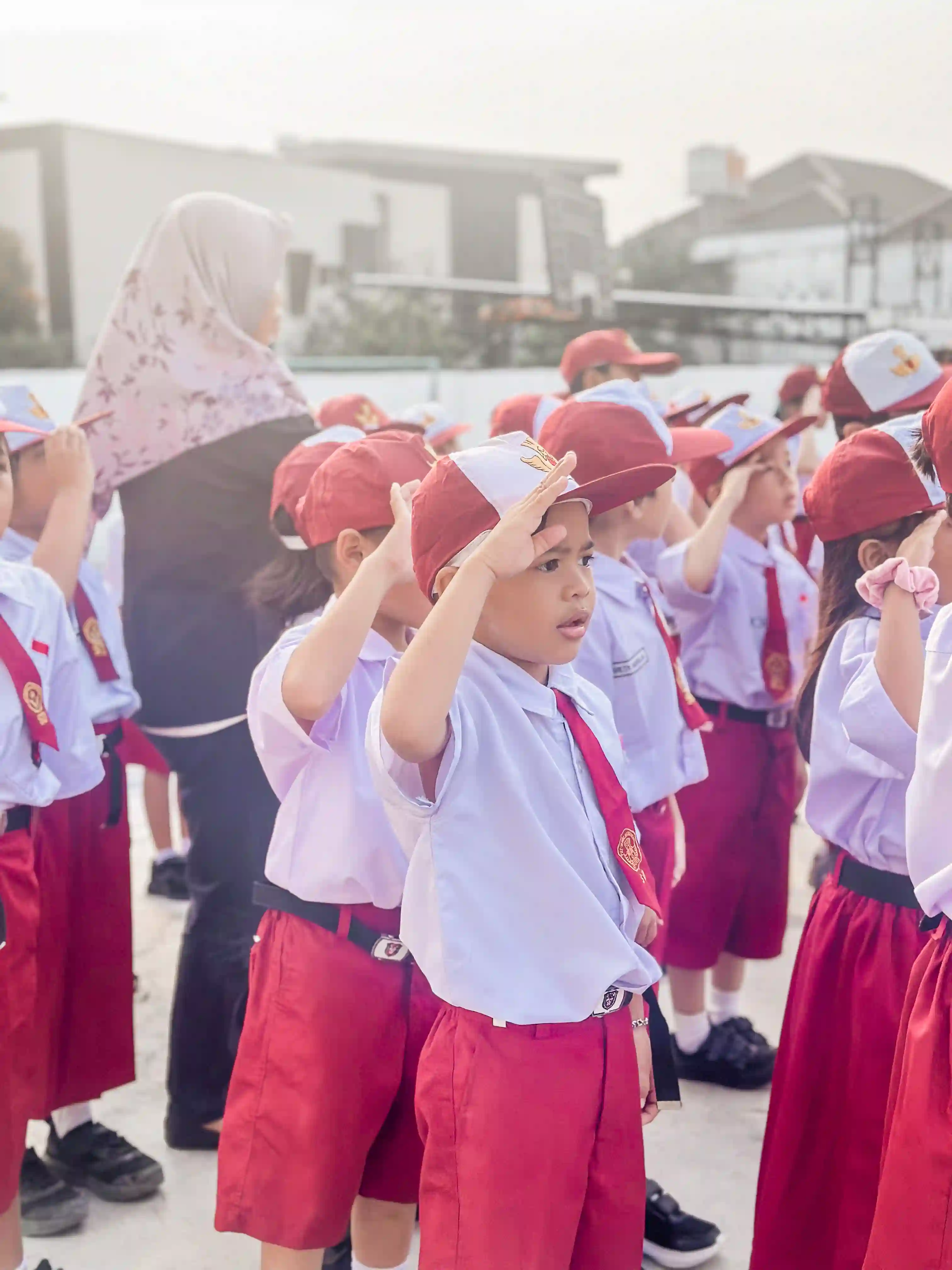 Suasana Khidmat Upacara Bendera Perdana SD Nusa Indah Palembang