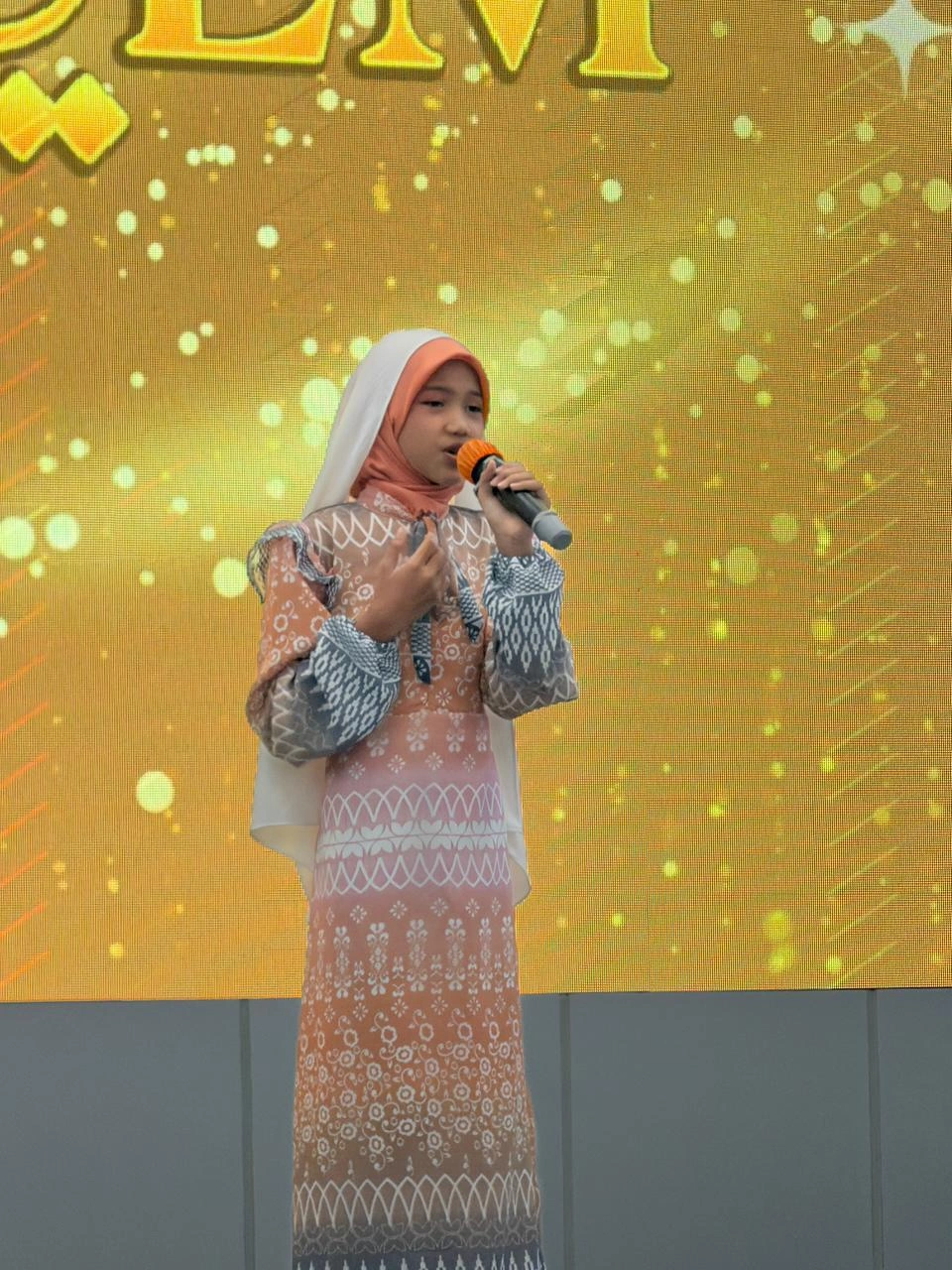 Siswa SD Nusa Indah tampil cantik membawakan kreasi Islami di panggung PTC Mall